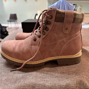 Hiking boot for women, waterproof, lightweight, US 8.5